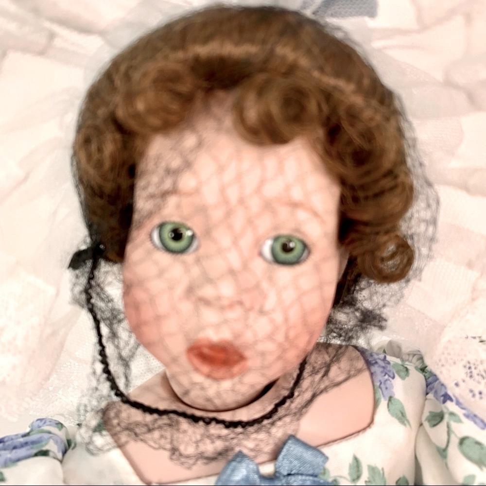 NEW Ashton Drake Galleries "Little Miss Muffett" Porcelain Doll - Picture 4 of 17